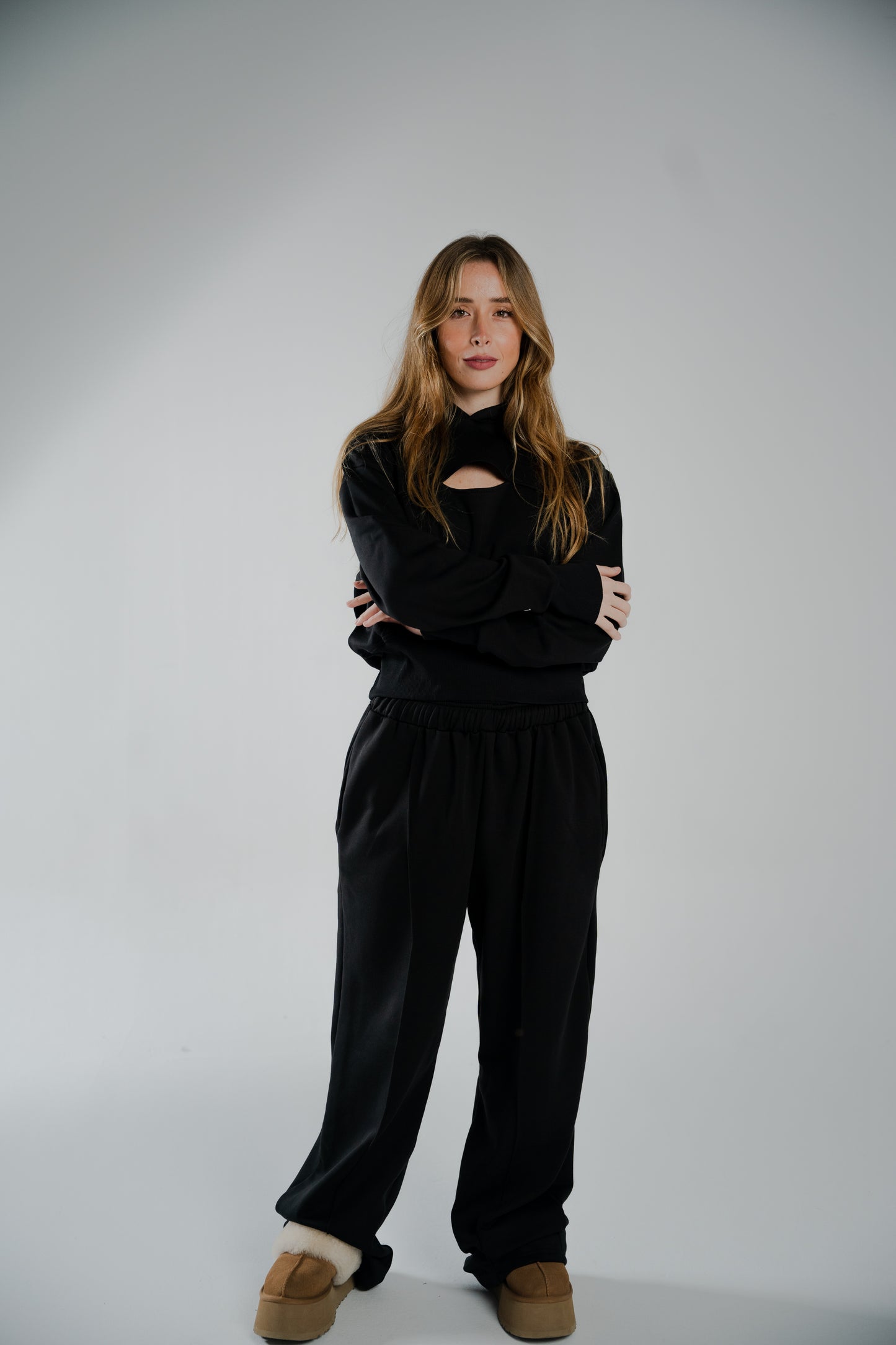 CROPPED BLACK HOODIE WITH FRONT KEYHOLE