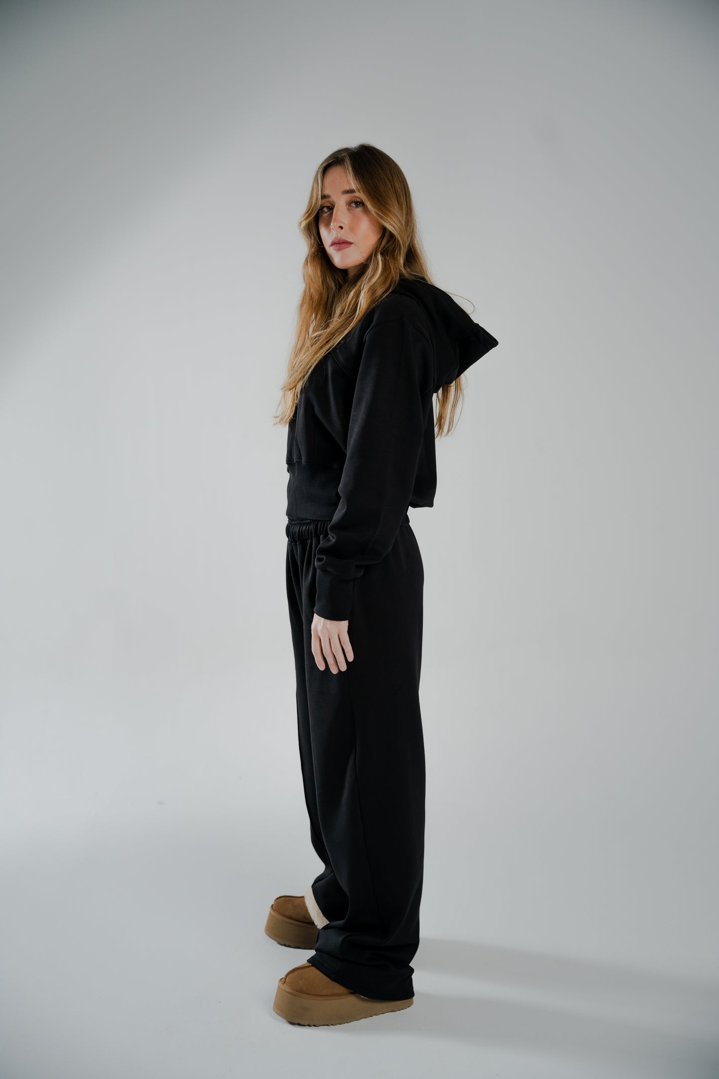 CROPPED BLACK HOODIE WITH FRONT KEYHOLE