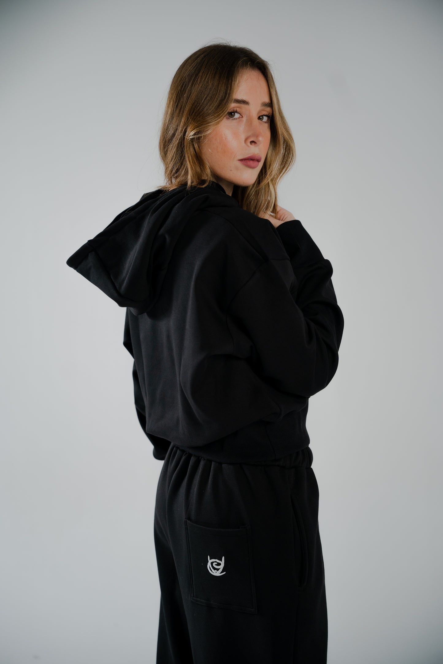 CROPPED BLACK HOODIE WITH FRONT KEYHOLE