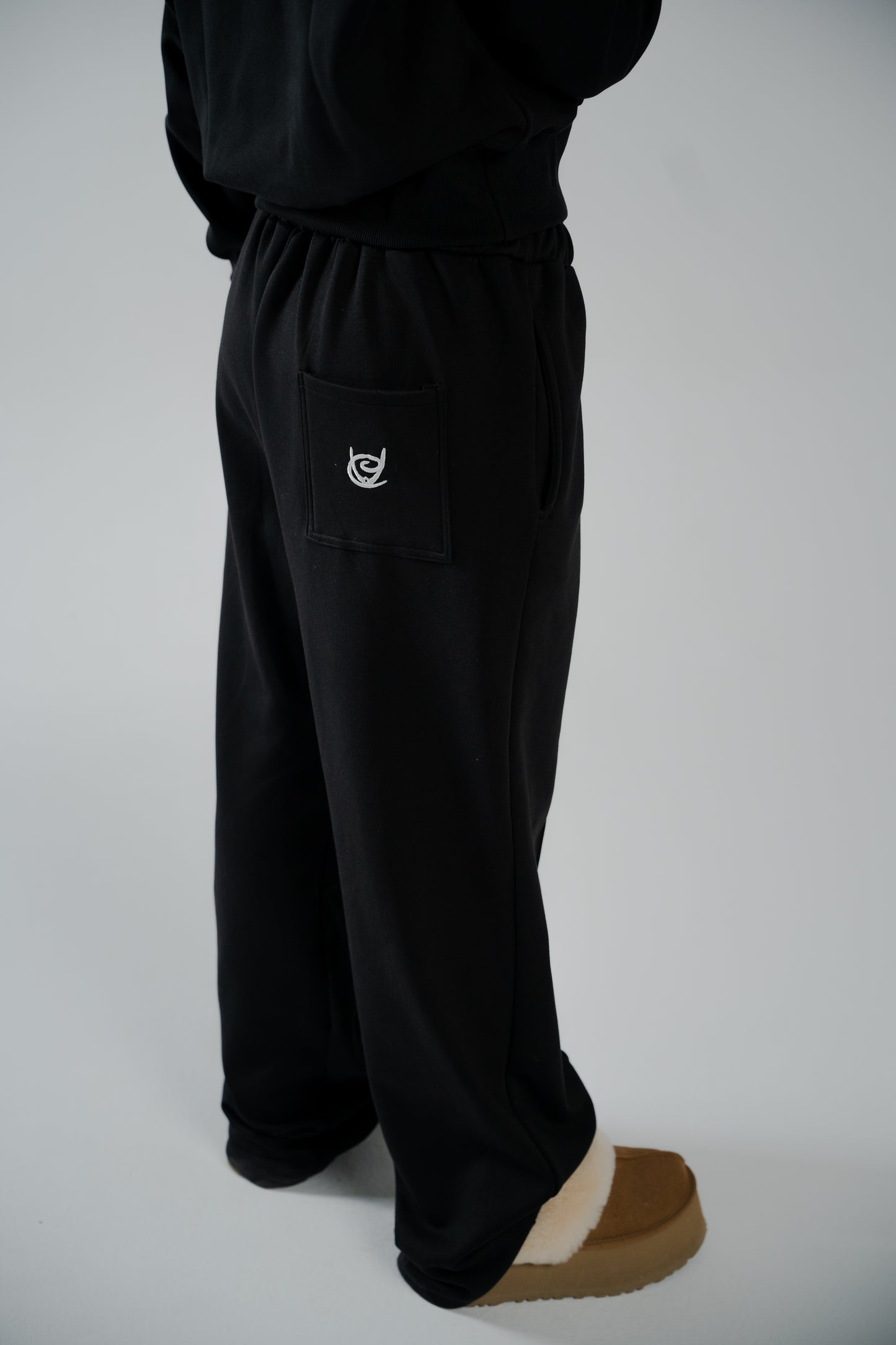 BLACK COTTON SWEATPANTS WITH FUR-LINED INTERIOR