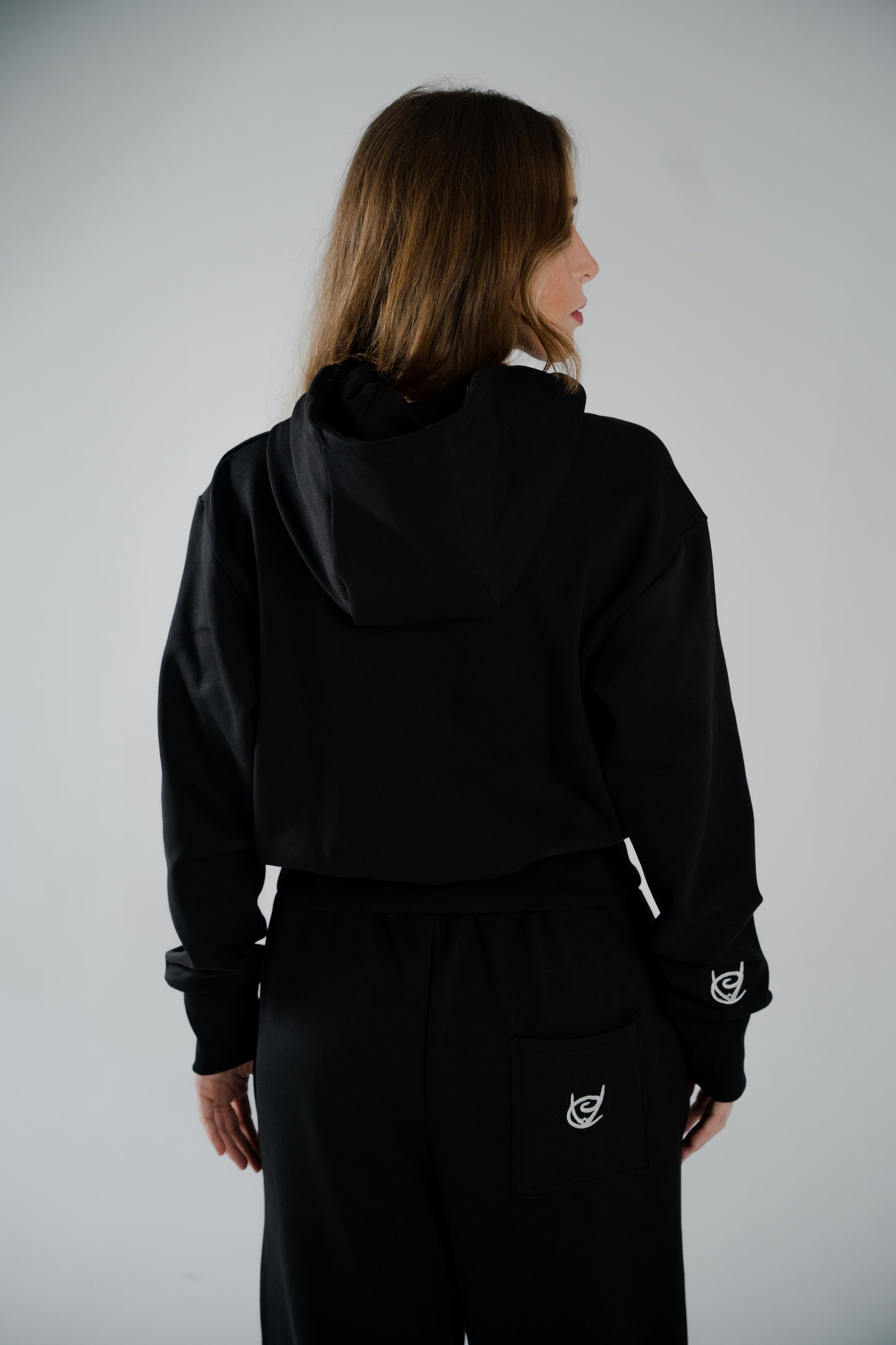 CROPPED BLACK HOODIE WITH FRONT KEYHOLE