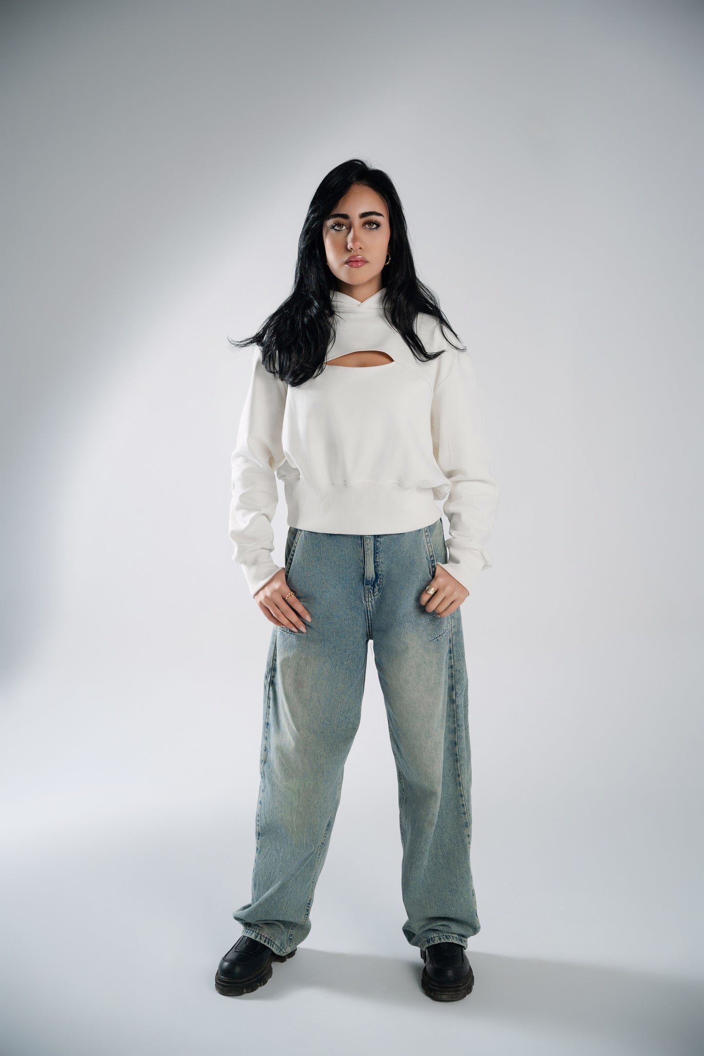 CROPPED WHITE HOODIE WITH FRONT KEYHOLE