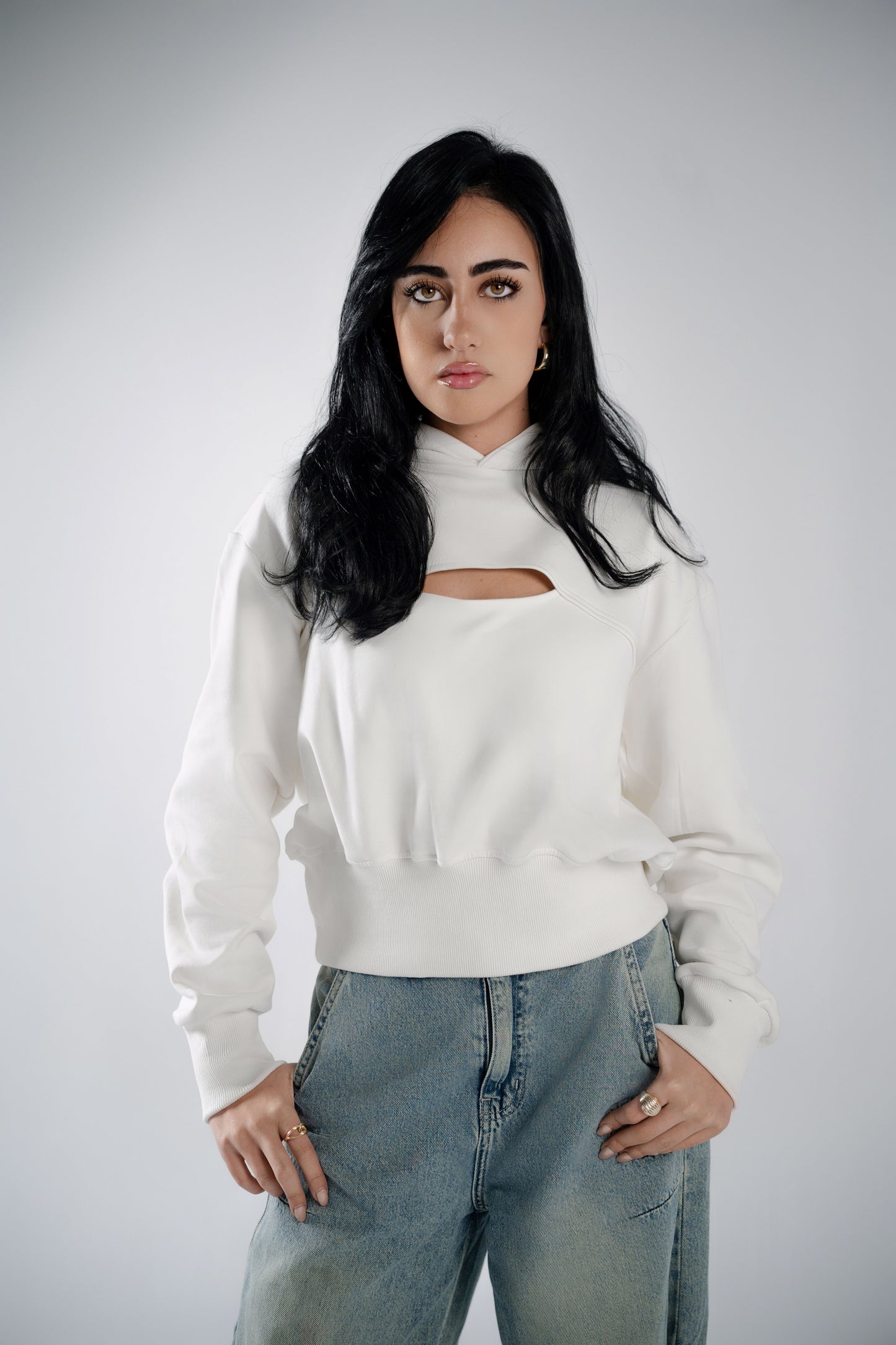 CROPPED WHITE HOODIE WITH FRONT KEYHOLE