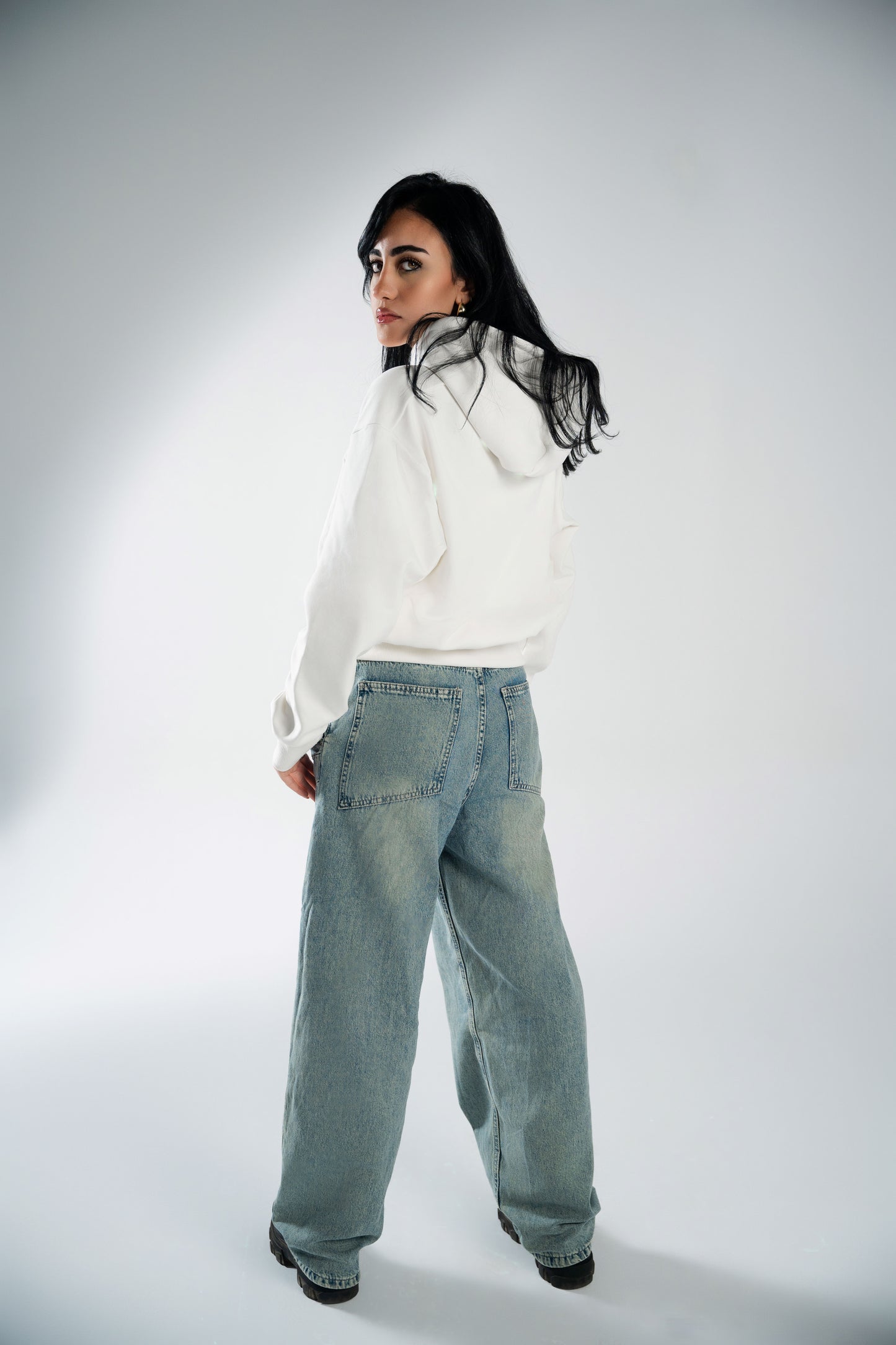 CROPPED WHITE HOODIE WITH FRONT KEYHOLE