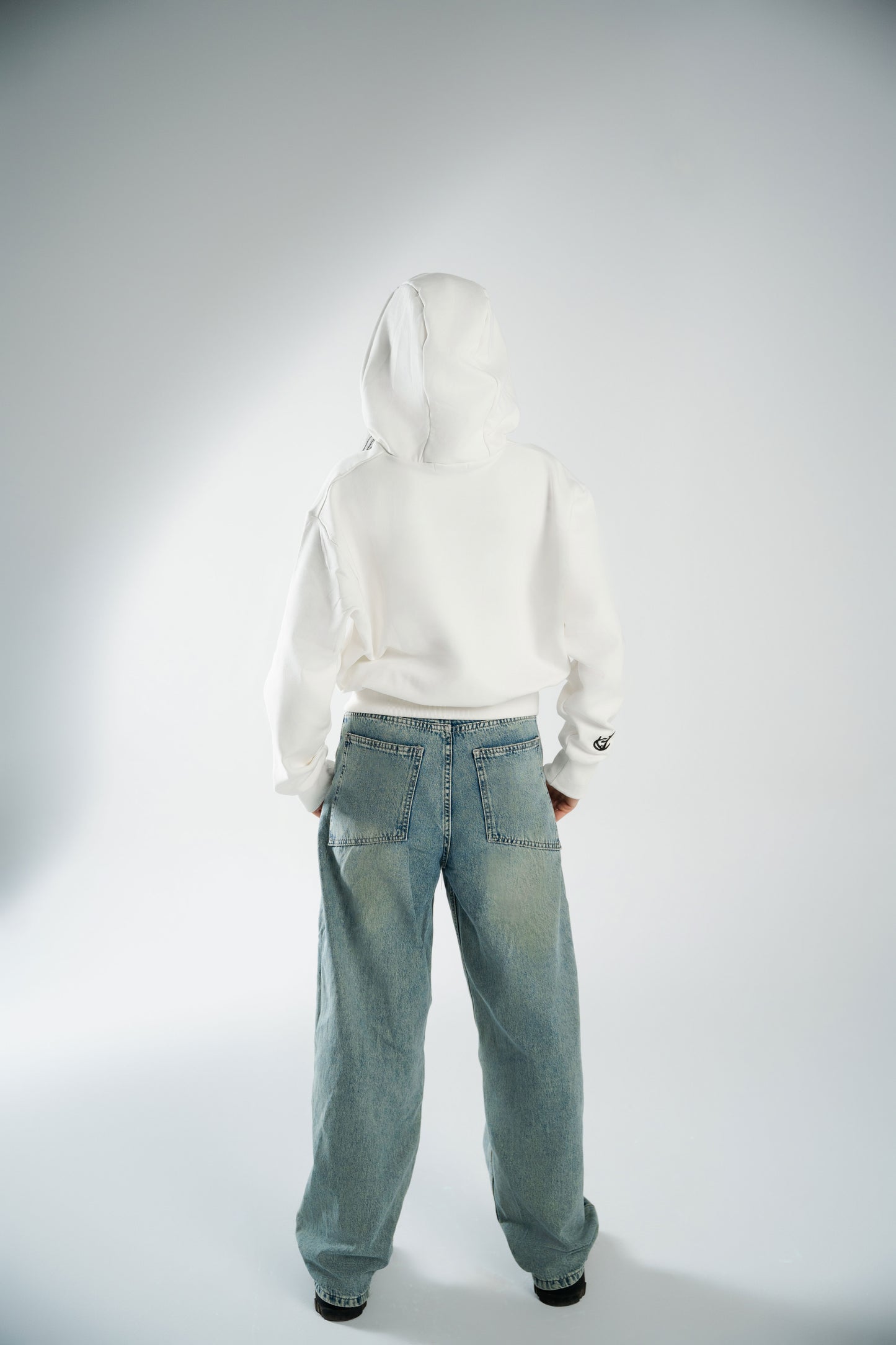 CROPPED WHITE HOODIE WITH FRONT KEYHOLE