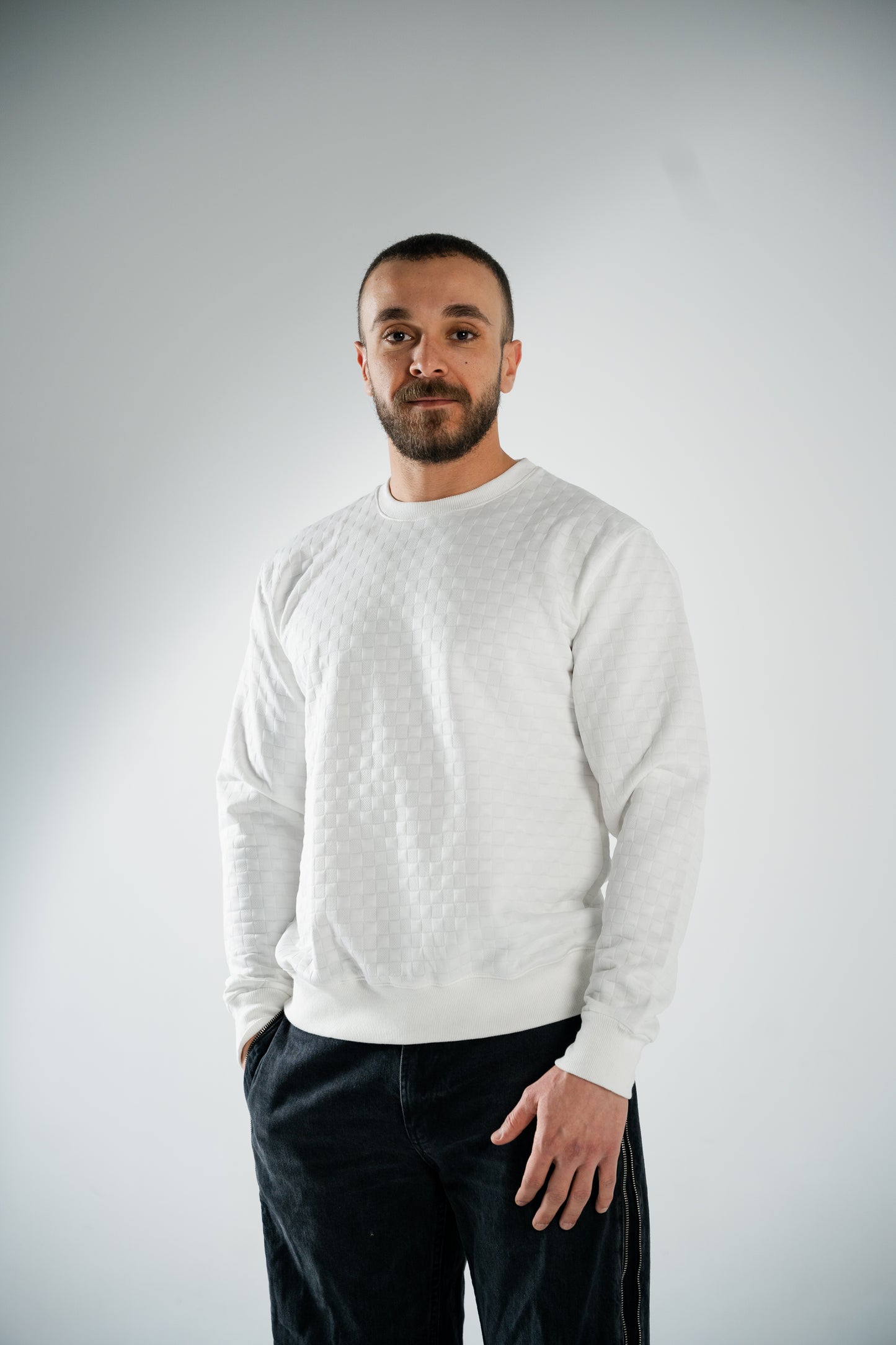 WHITE LONG-SLEEVE SWEATSHIRT
