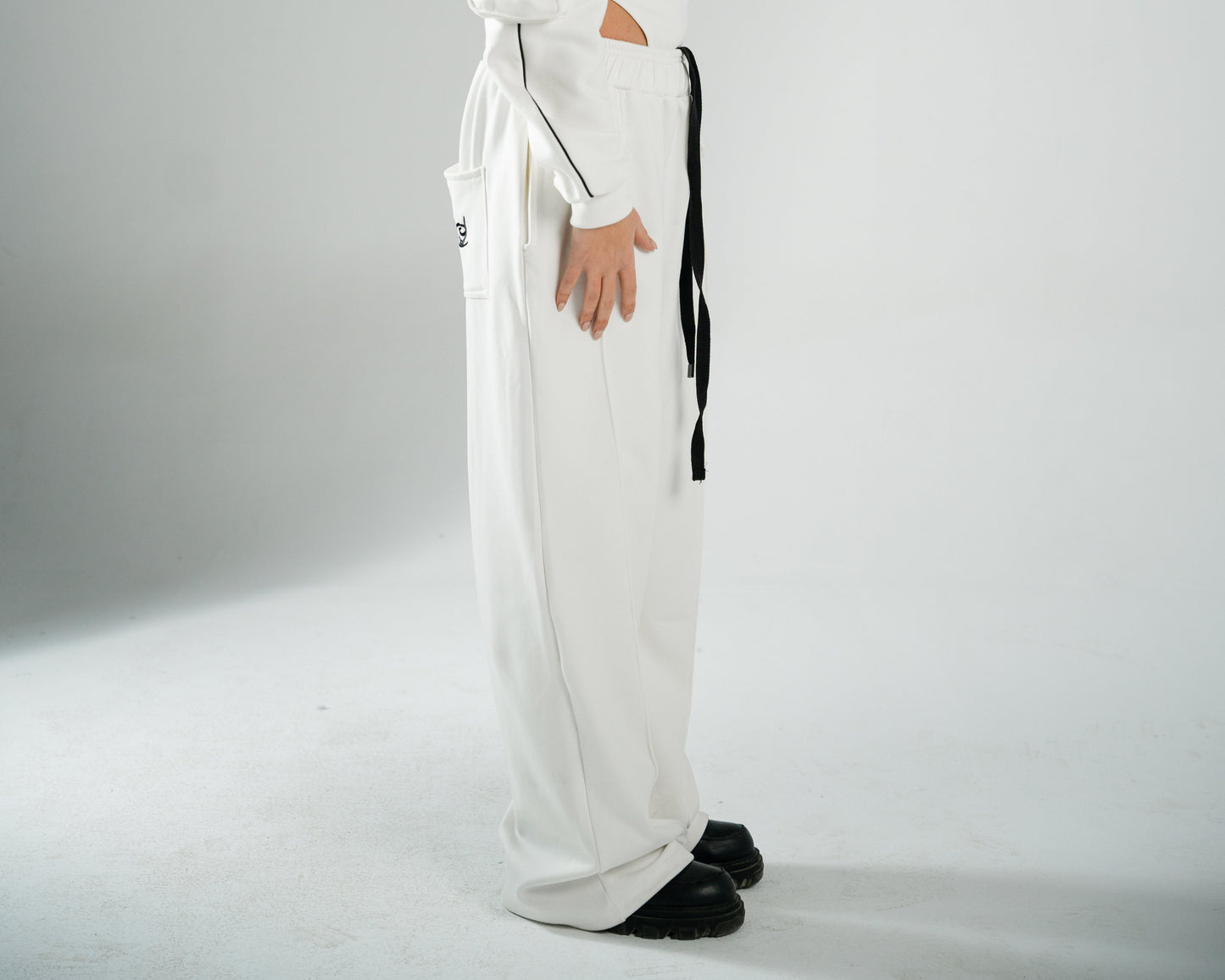 WHITE COTTON SWEATPANTS WITH FUR-LINED INTERIOR