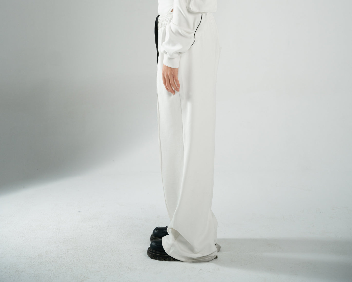 WHITE COTTON SWEATPANTS WITH FUR-LINED INTERIOR
